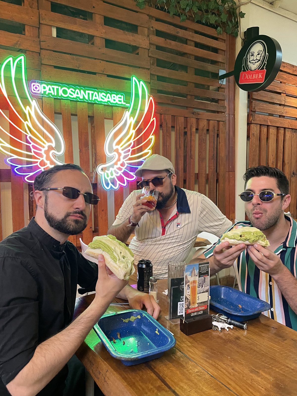 Los Semejantes compartiendo una comida